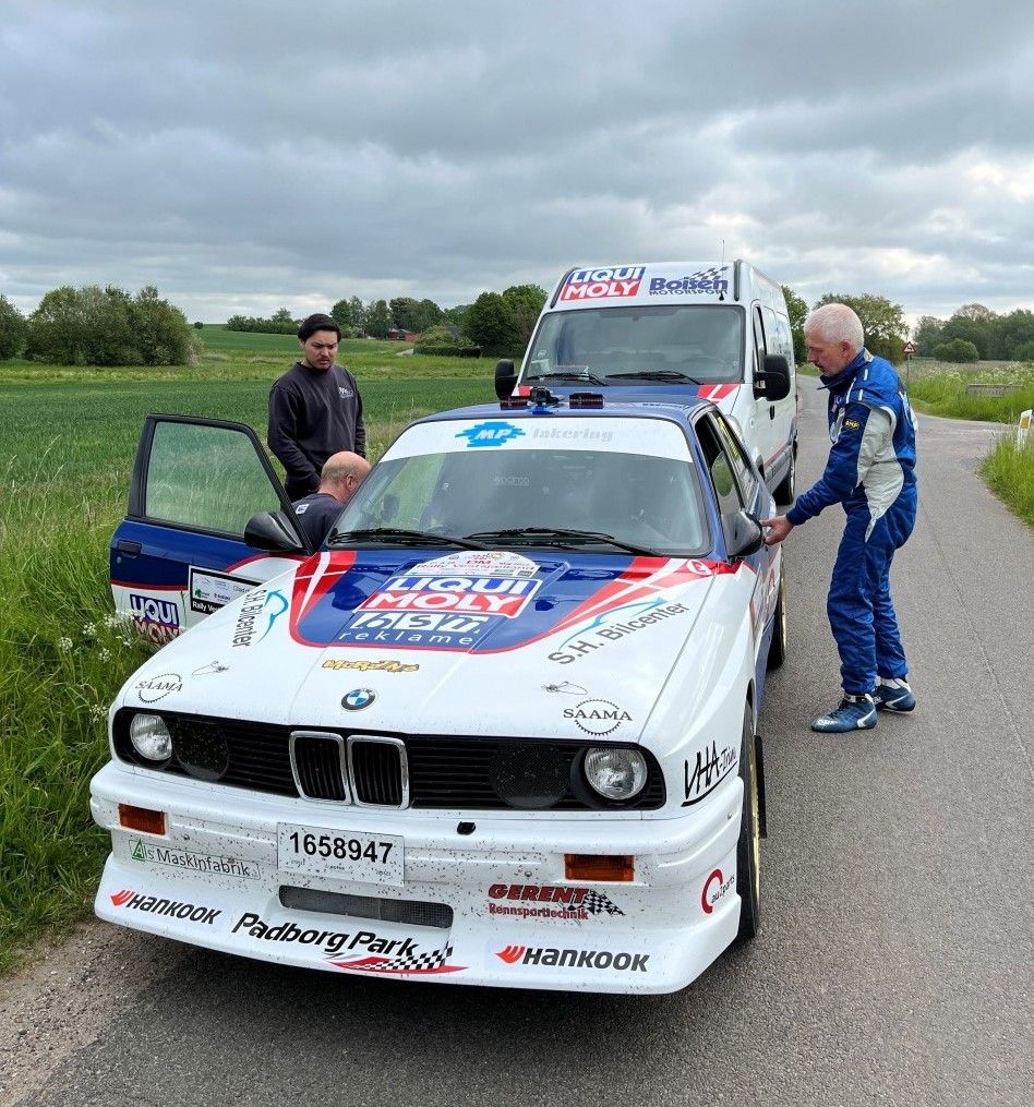 Kim Boisen og Dan Johannsen holder på en sidevej, efter BMW løb tør for strøm